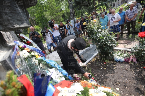 Ръководство и фенове на Левски поднесоха цветя и венци на Гунди и Котков - 30.06.2020